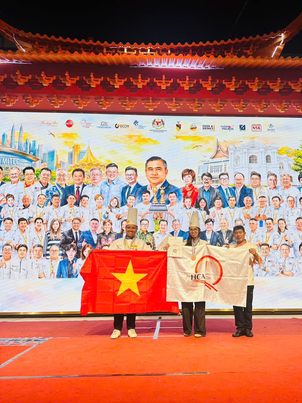 ba-nguyen-an-an-gianh-huy-chuong-dong-tai-hang-muc-chocolate-dessert-challenge-o-gccm-malaysia-2026-1784978913 ba-nguyen-an-an-gianh-huy-chuong-dong-tai-hang-muc-chocolate-dessert-challenge-o-gccm-malaysia-2026-1784978913.jpg