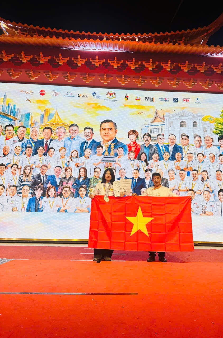 ba-nguyen-van-anh-gianh-huy-chuong-bac-tai-hang-muc-fruits-vegetables-carving-display-o-gccm-malaysia-2026-1784978913 ba-nguyen-van-anh-gianh-huy-chuong-bac-tai-hang-muc-fruits-vegetables-carving-display-o-gccm-malaysia-2026-1784978913.jpg
