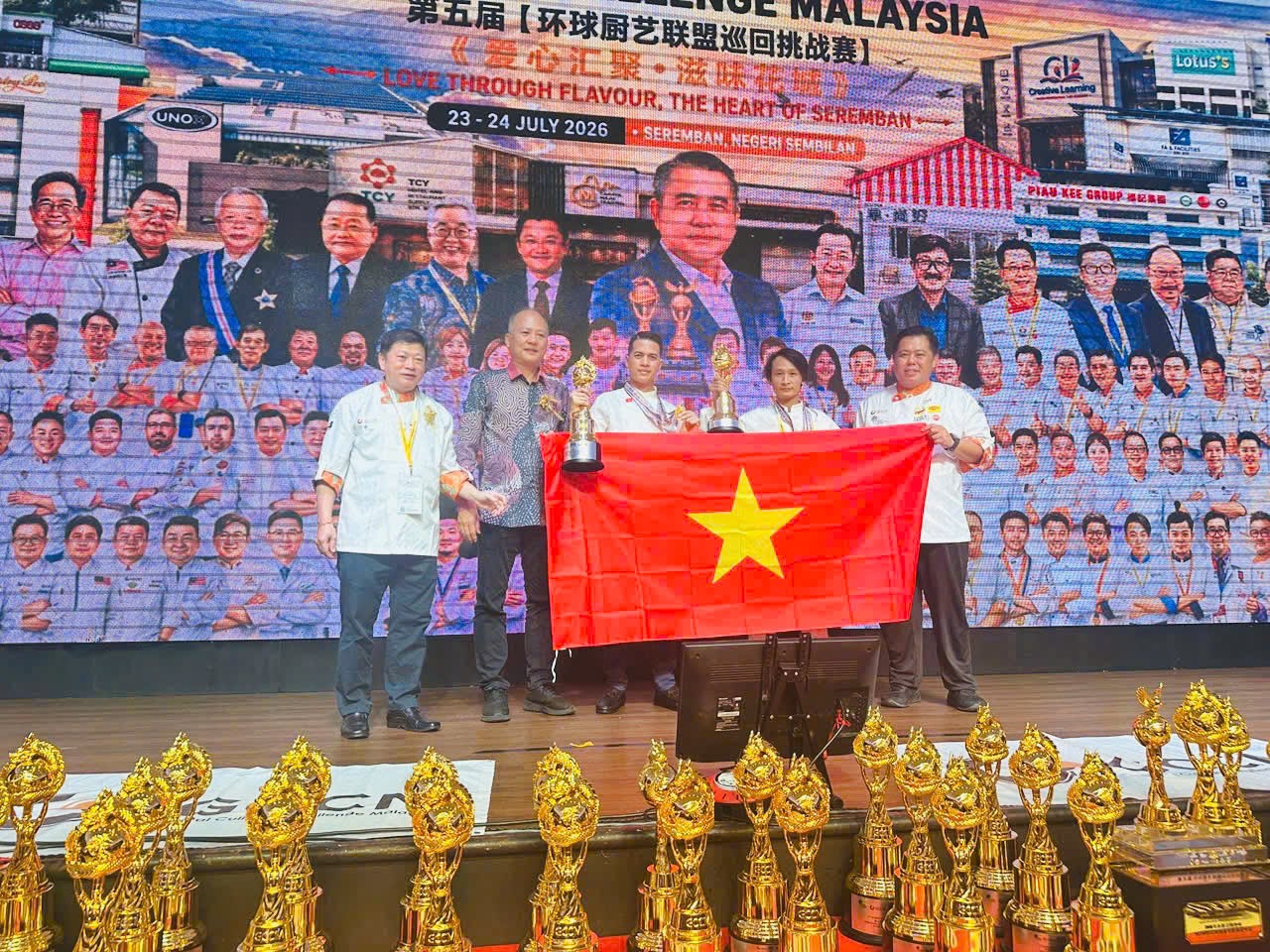 ng-le-quang-dat-va-ong-pham-xuan-tung-ben-cup-vang-hang-muc-fruits-vegetables-carving-display-tai-gccm-malaysia-2026-1784978913 ng-le-quang-dat-va-ong-pham-xuan-tung-ben-cup-vang-hang-muc-fruits-vegetables-carving-display-tai-gccm-malaysia-2026-1784978913.jpg