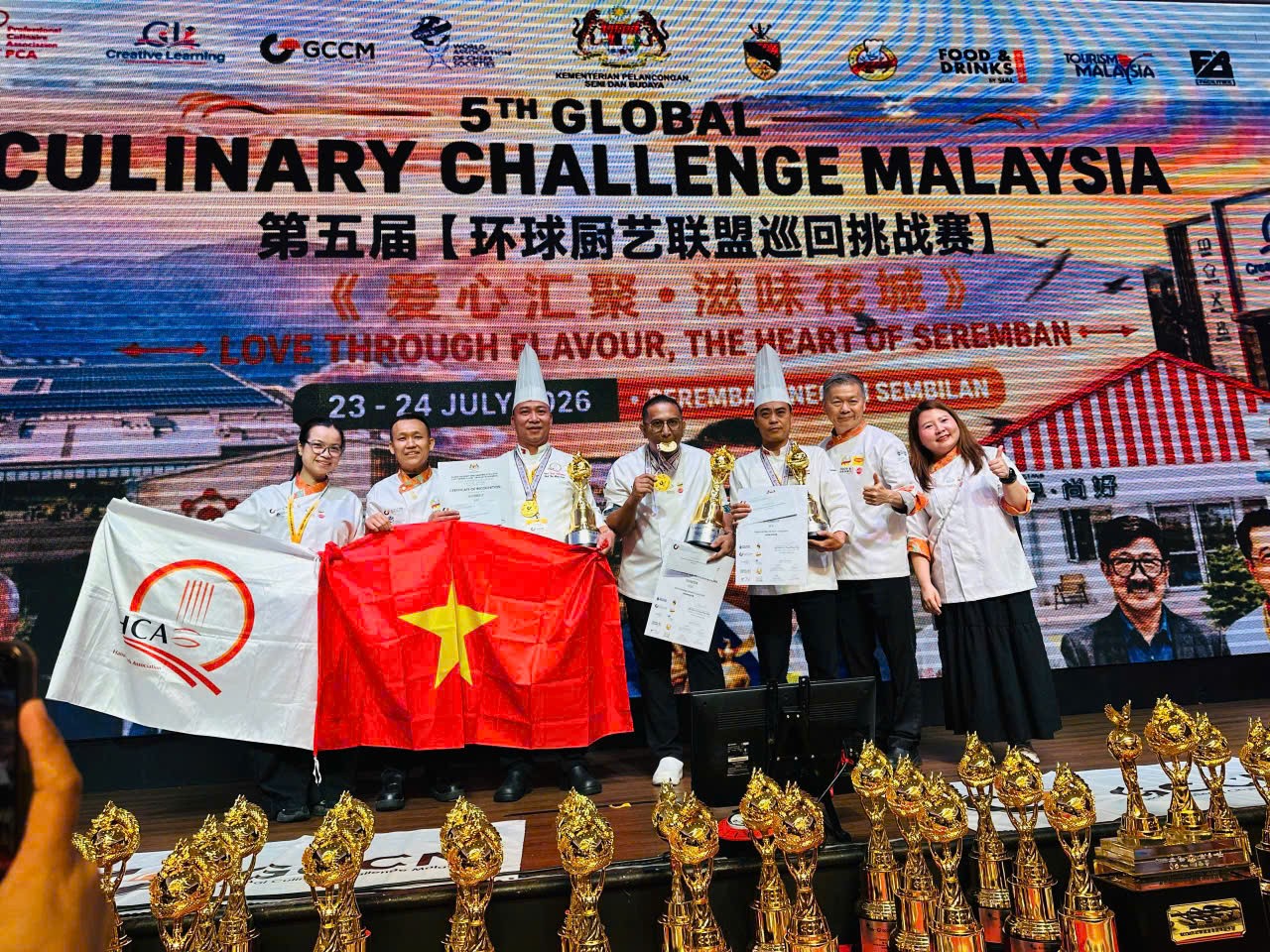 ong-bui-minh-tuan-va-ong-pham-hoai-nam-ben-cup-vang-hang-muc-asian-noodles-1784978913 ong-bui-minh-tuan-va-ong-pham-hoai-nam-ben-cup-vang-hang-muc-asian-noodles-1784978913.jpg